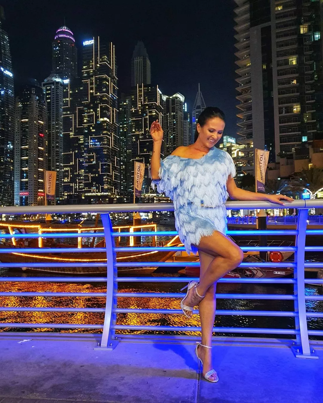 Śliczna artystka disco polo w ponętnej sesji. Wyeksponowała nogi na tle Dubaju!